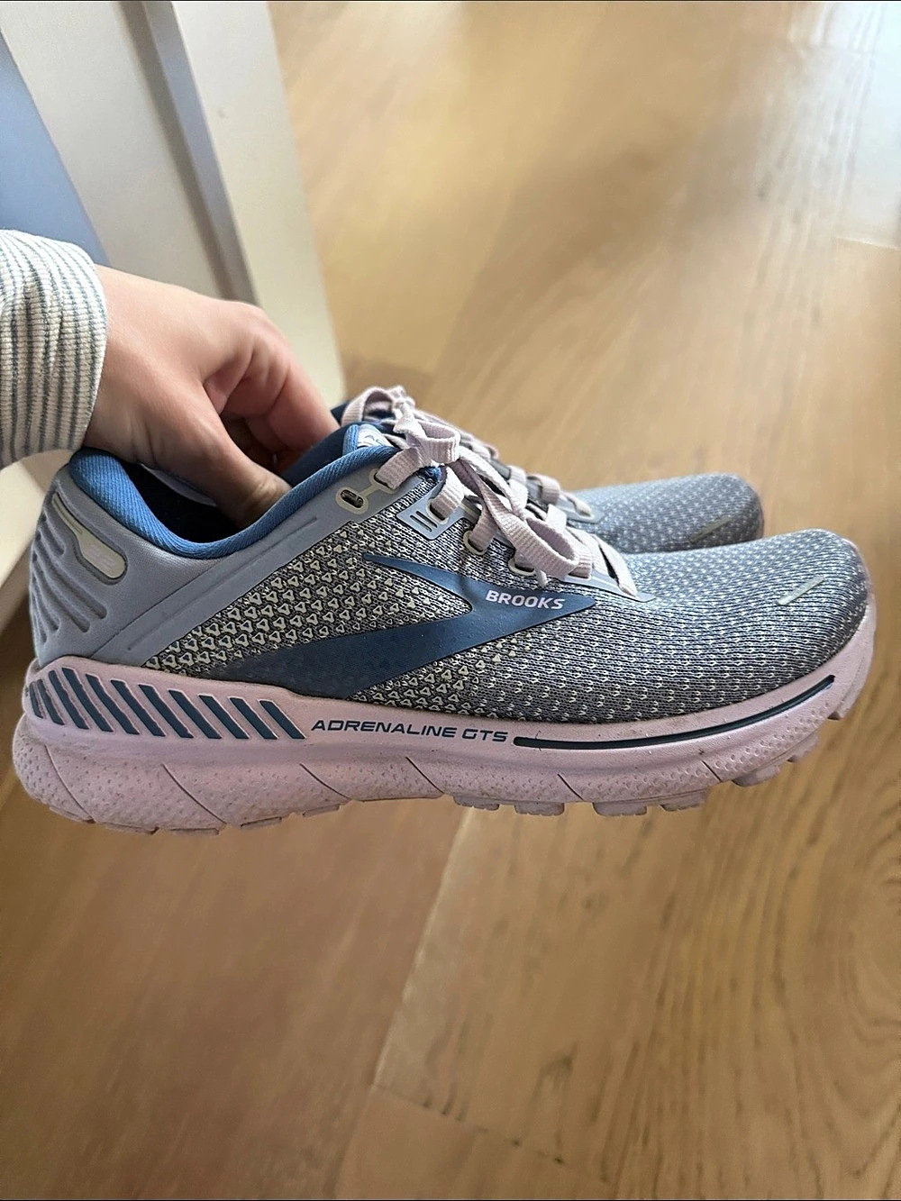 Brooks Adrenaline GTS 22 Women's Athletic Shoes